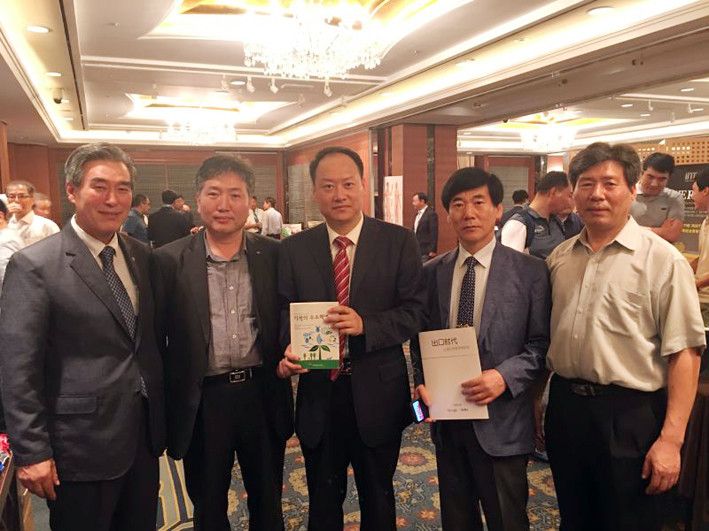 出口时代ceo与韩国中小企业协会会长林俊哲（左二）等合影.jpg